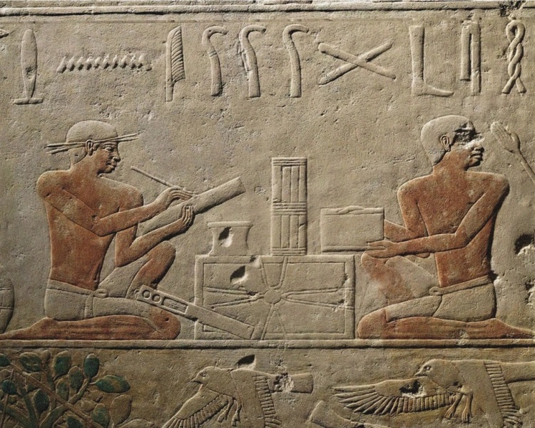 دو کاتب در نقش برجستهای از مقبره آختوتپ در سقاره، مصر. کاتبان وظایف اداری حیاتی مانند تنظیم قراردادها و اندازهگیری مزارع برای اهداف مالیاتی را انجام میدادند.