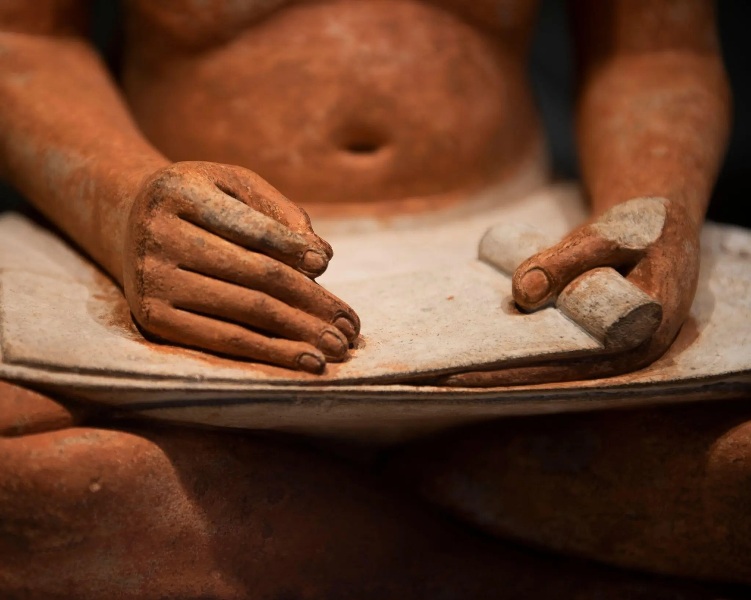 مجسمه «کاتب نشسته» در بخش آثار باستانی مصر در موزه لوور پاریس قرار دارد. در این مطالعه، اسکلتهای کاتبان آسیبهای منحصربهفردی در ناحیه فک نشان دادند که احتمالاً ناشی از جویدن قلمها توسط آنها بوده است.